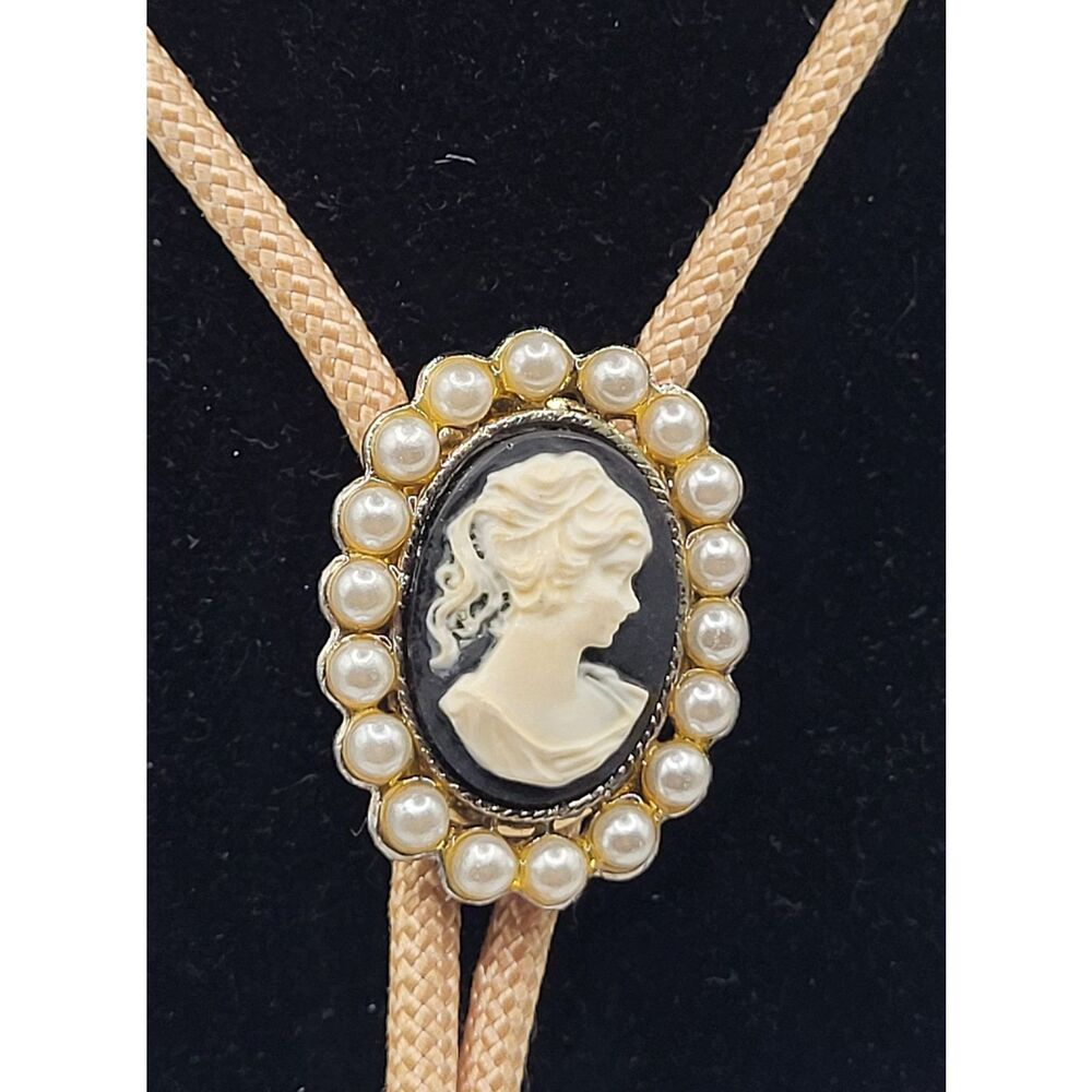 Vintage-Style Bolo Tie Cameo Pendant Imitation Pearls 32in